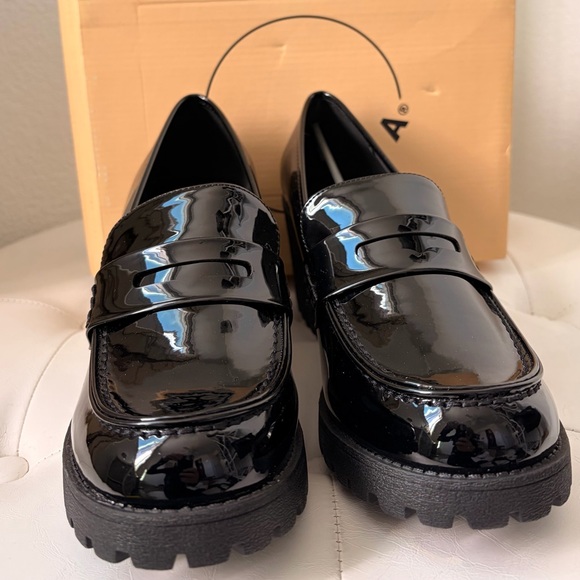 NIB Soda Kinder Platform Loafers in Black Patent Leather - Picture 3 of 7